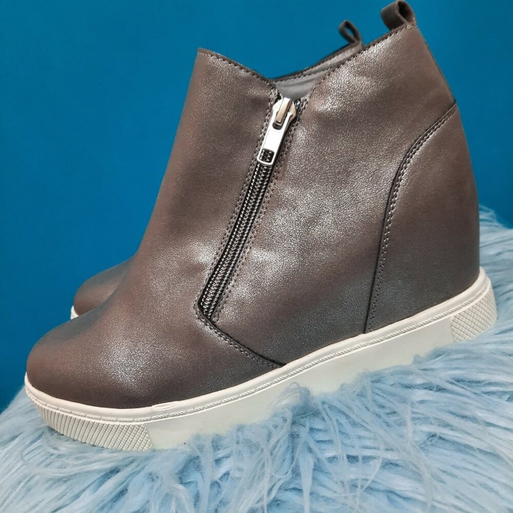Steve Madden Wedgie Sneaker Womens US Size 5 Silver Leather Coated Outsole